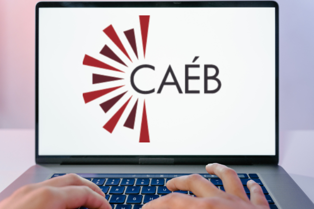 Les mains tapent sur un ordinateur portable dont l'écran affiche le logo CAÉB.