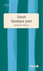 Couverture du livre Uiesh, Quelque Part de Joséphine Bacon. Dans une boîte blanche contre des rayures bleues et vertes ondulées et aqueuses se trouve le nom du livre Uiesh, Quelque part et le nom de l'auteur.