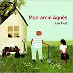 Couverture du livre Mon amie Agnès par Julie Flett. Une illustration simple d'un jeune et d'une personne âgée debout dans un jardin à côté d'une petite maison blanche.