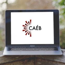 Un ordinateur avec le logo CAEB