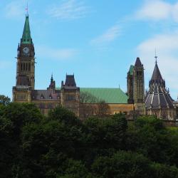 Image des édifices du Parlement canadien à Ottawa vus de côté