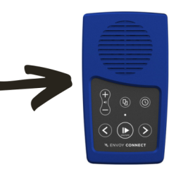 Une flèche noire pointant vers un appareil Envoy Connect. C'est un appareil rectangulaire bleu et noir qui possède 6 boutons dans la moitié inférieure de l'appareil et le haut-parleur rond dans la moitié supérieure.