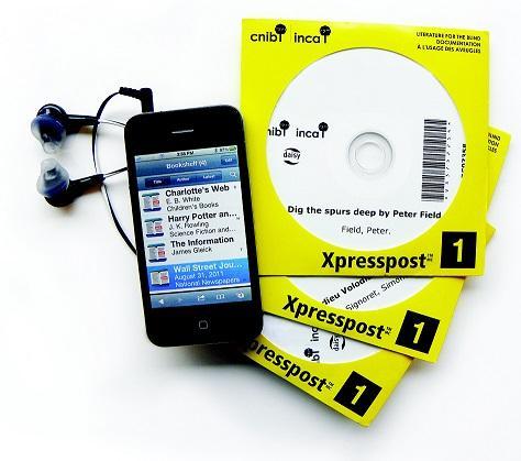 Un iPhone et des écouteurs-boutons à côté d’une pile de CD DAISY dans l’emballage jaune clair du CAÉB