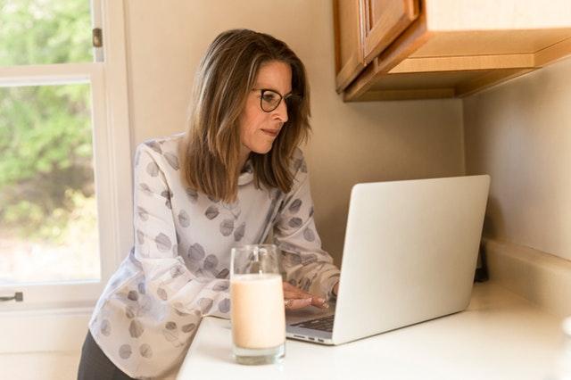 Une femme utilisant un ordinateur