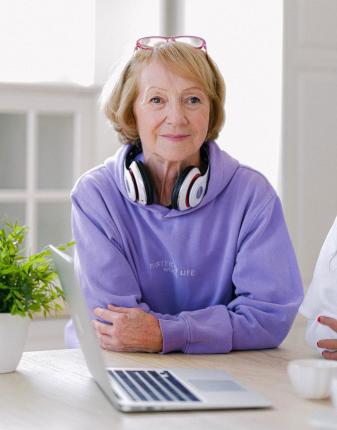 une femme âgée devant un ordinateur