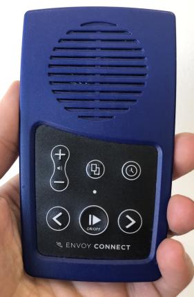 Un utilisateur tient un lecteur Envoy Connect dans sa main